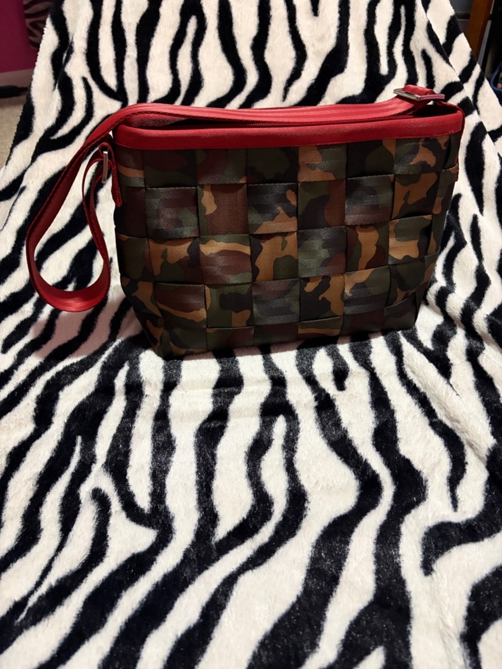 Harvey's Camouflage Woven seatbelt with Red Trim and Strap